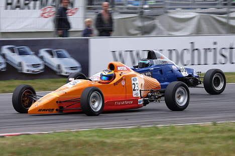 Kevin Magnussen i nærkamp med Dennis Lind.